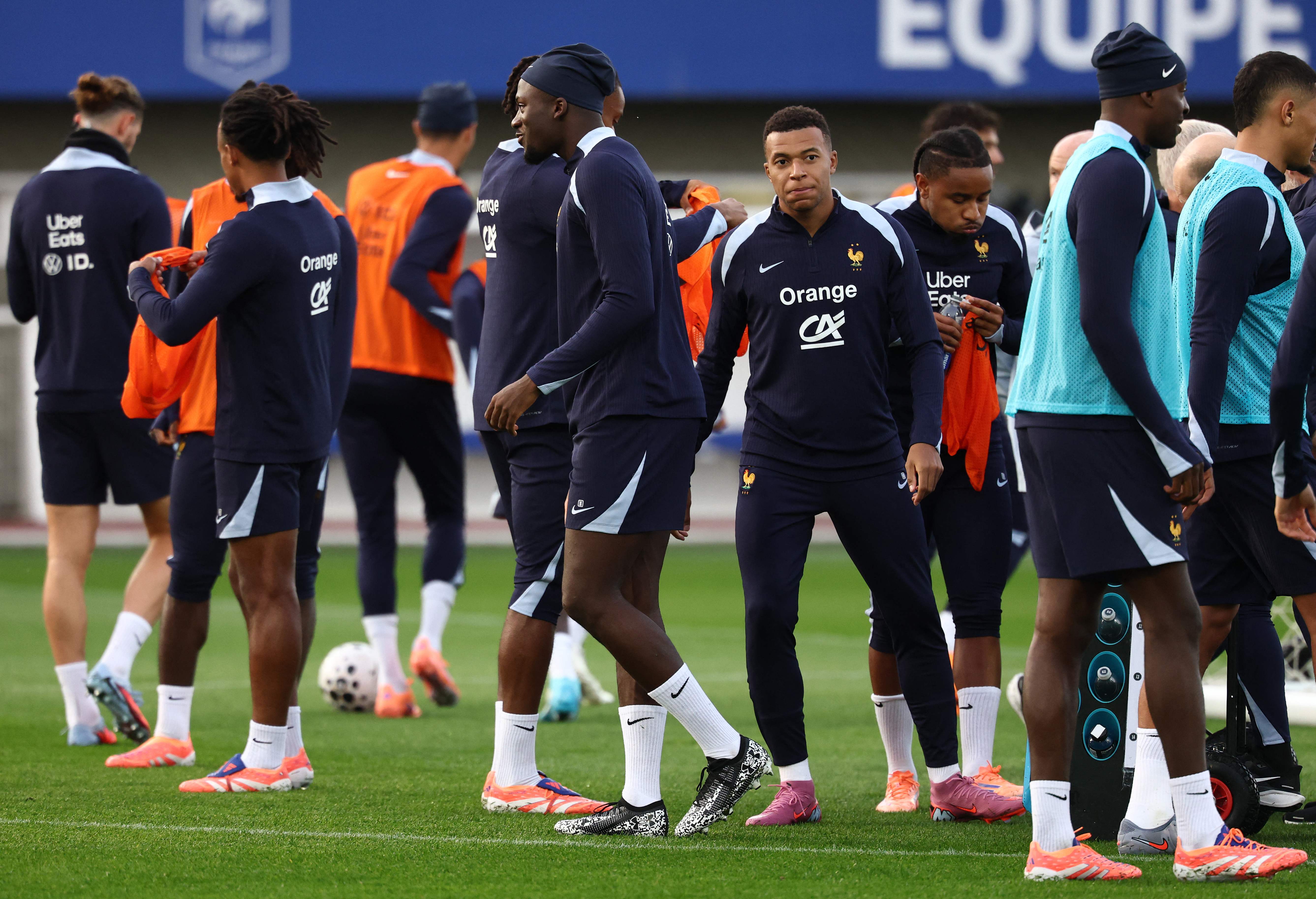 罗马发布备战花絮，转会期更衣室发声，英超任务艰巨，赛程密集仍需轮换的简单介绍